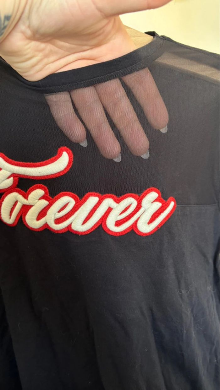 T shirt noir avec écriture et résilles en haut C&A taille L en très bon état - photo numéro 2