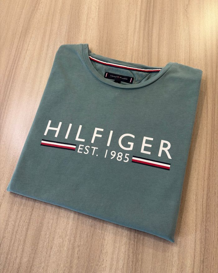 T-shirt Tommy Hilfiger vert pâle - Inscription blanche sur la poitrine – Taille M