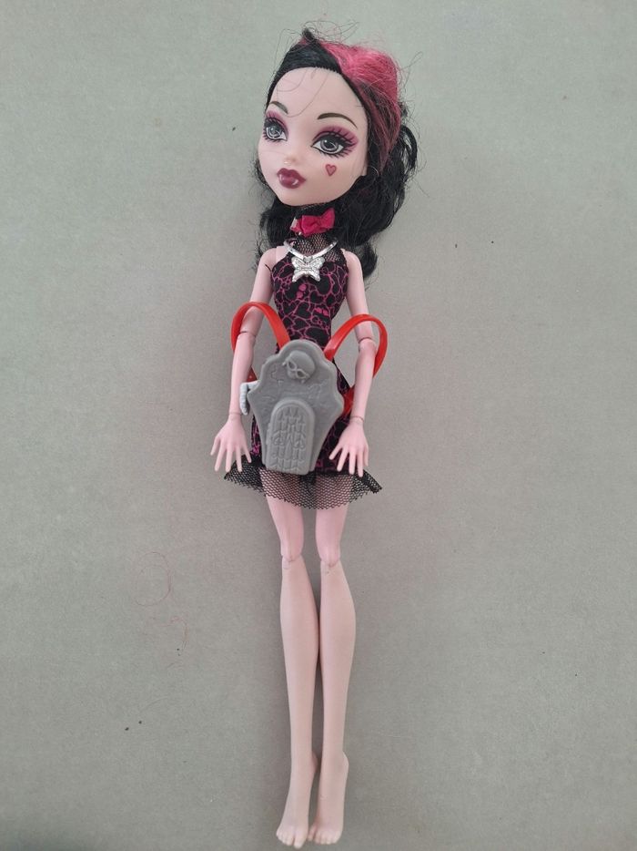 Lot 9 poupées monster high et supports - photo numéro 7