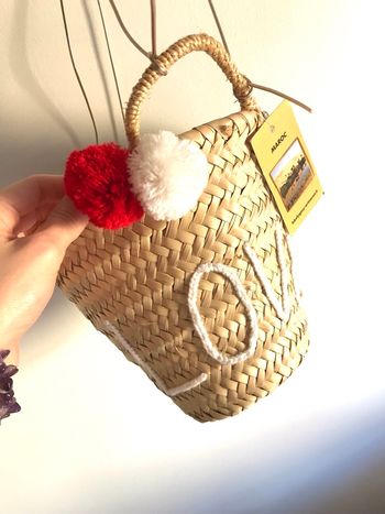 Panier en osier « Love » avec pompons fait au Maroc neuf avec étiquettes