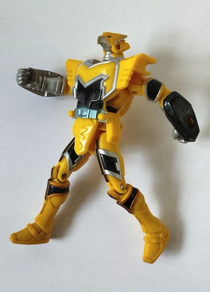 Figurine Power Rangers force jaune - photo numéro 5