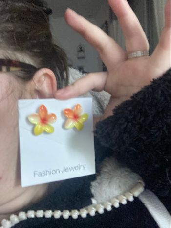 Jolies boucles d’oreilles 🌼 NEUVES avec étiquette forme de fleurs couleur jaune 