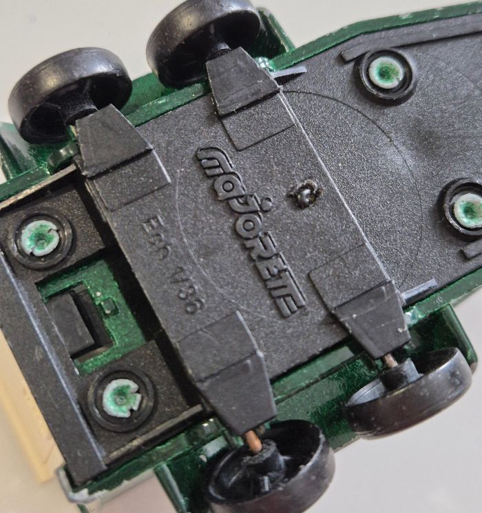 Remorque van chevaux majorette en metal vert porte blanche 1/36 - photo numéro 4