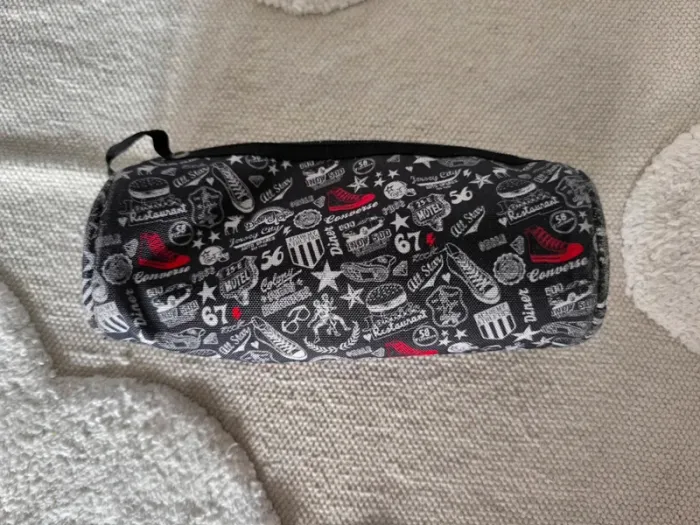 Superbe trousse grise Converse avec dessins stylés