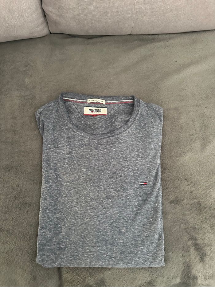 TEE shirt tommy hilfiger  L