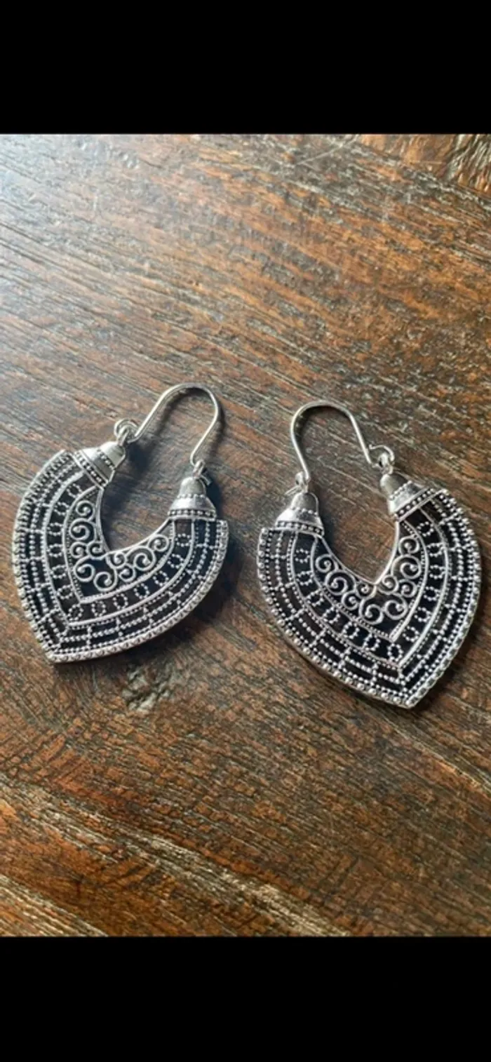 Magnifique paire de boucles d’oreilles argentées, comme neuf