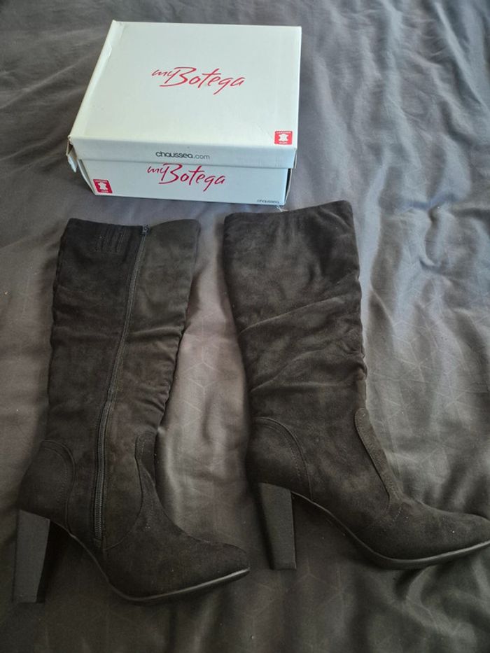 Bottes noires en velours neuves taille 40