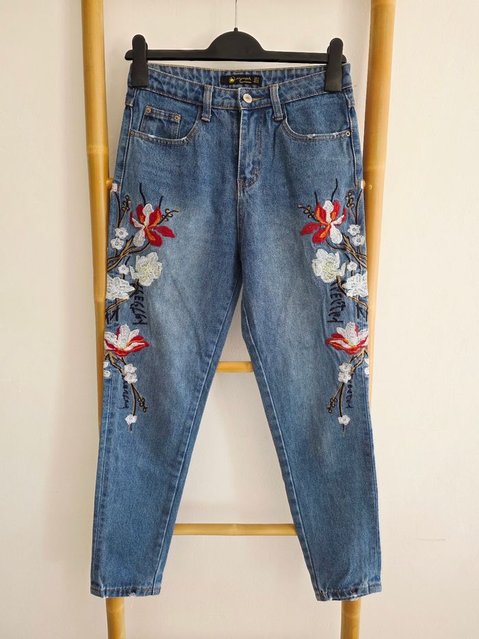 Jeans boyfriend brodé de fleurs