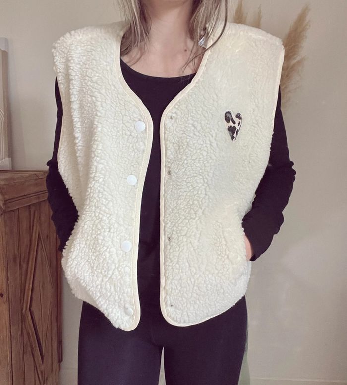 Gilet Kiara sans manche moumoute cœur léopard hellomoonshop neuf - photo numéro 3
