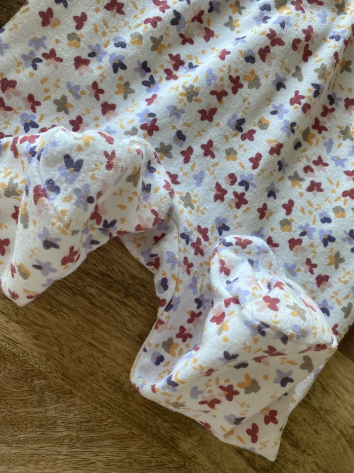 Pyjama touché velours motif fleurs col dentelle 3 mois coton très bon état - photo numéro 4