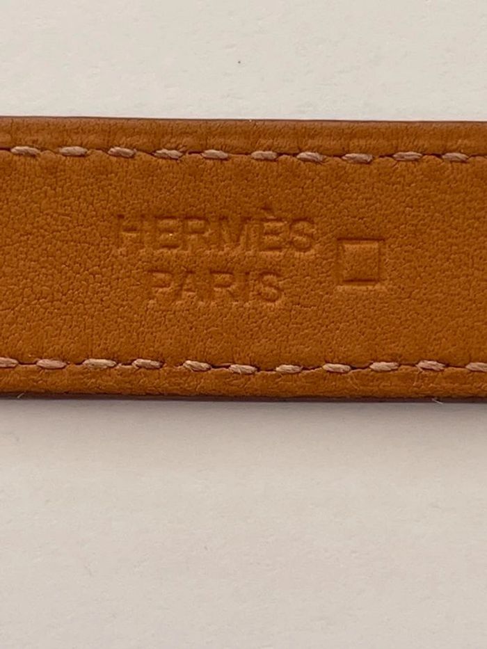 Bracelet en cuir Hermès.