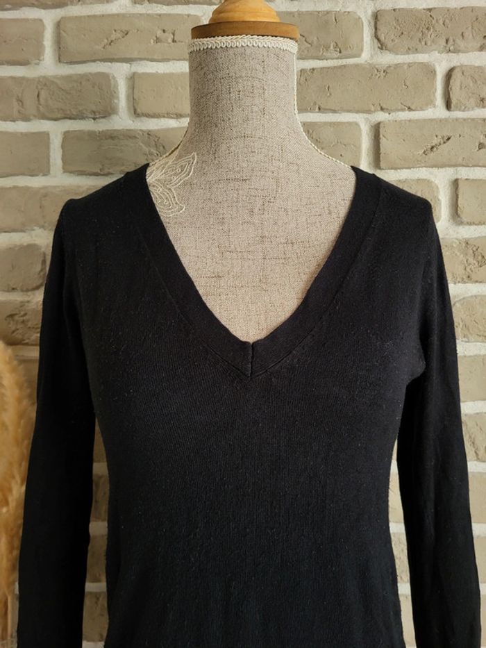 Pull col V noir Zara boutonné aux poignets - photo numéro 2