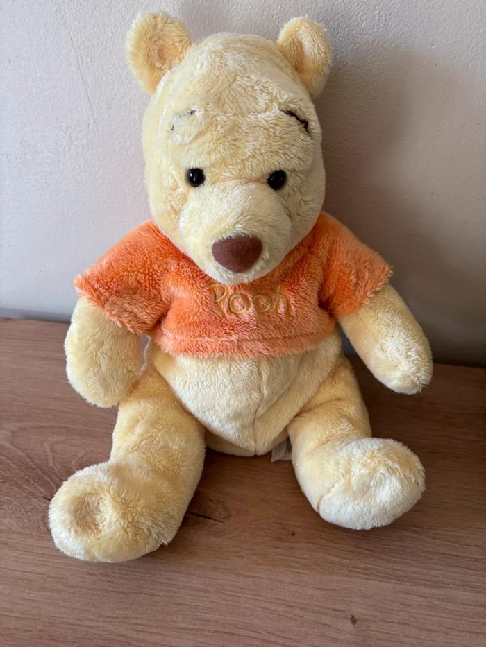 Doudou Winnie l ourson jaune pull orange pooh Disney store - photo numéro 2