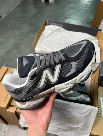New Balance 9060 Noir et Gris 42