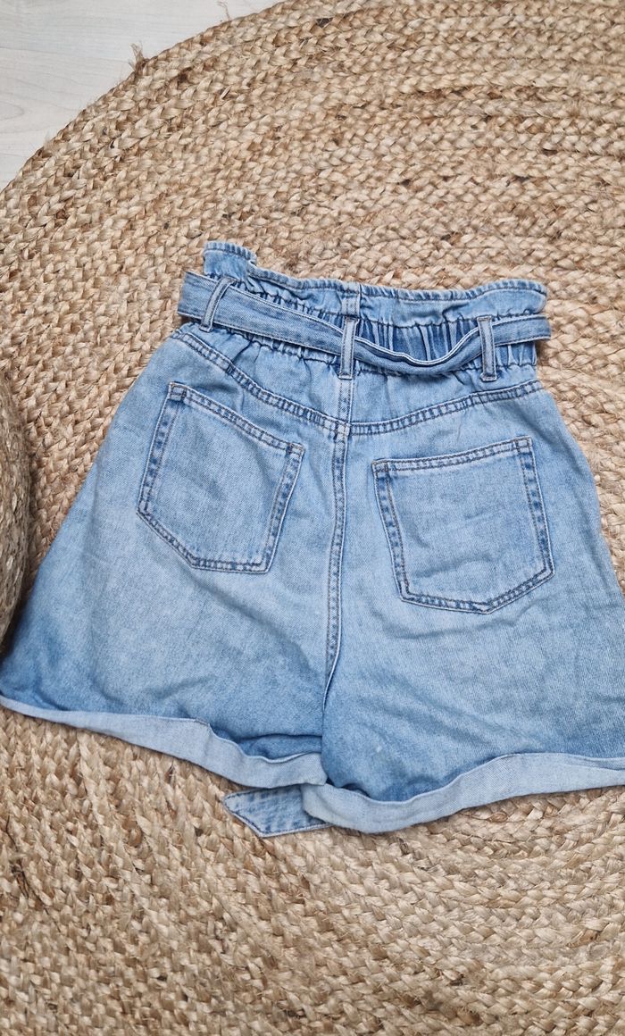 Short en denim bleu clair H&M avec ceinture - photo numéro 3
