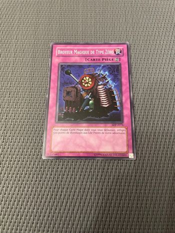 carte Yu-Gi-Oh! Broyeur Magique de Type Zéro SDP-F074