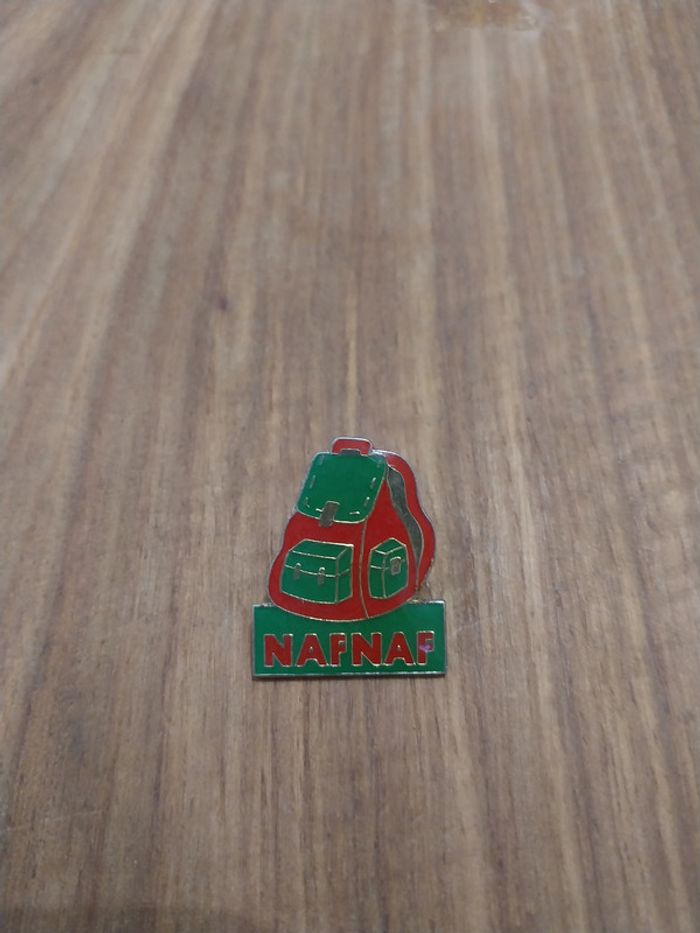 Pin's Pins Beau et rare Sac a dos NAFNAF vert et rouge - photo numéro 2
