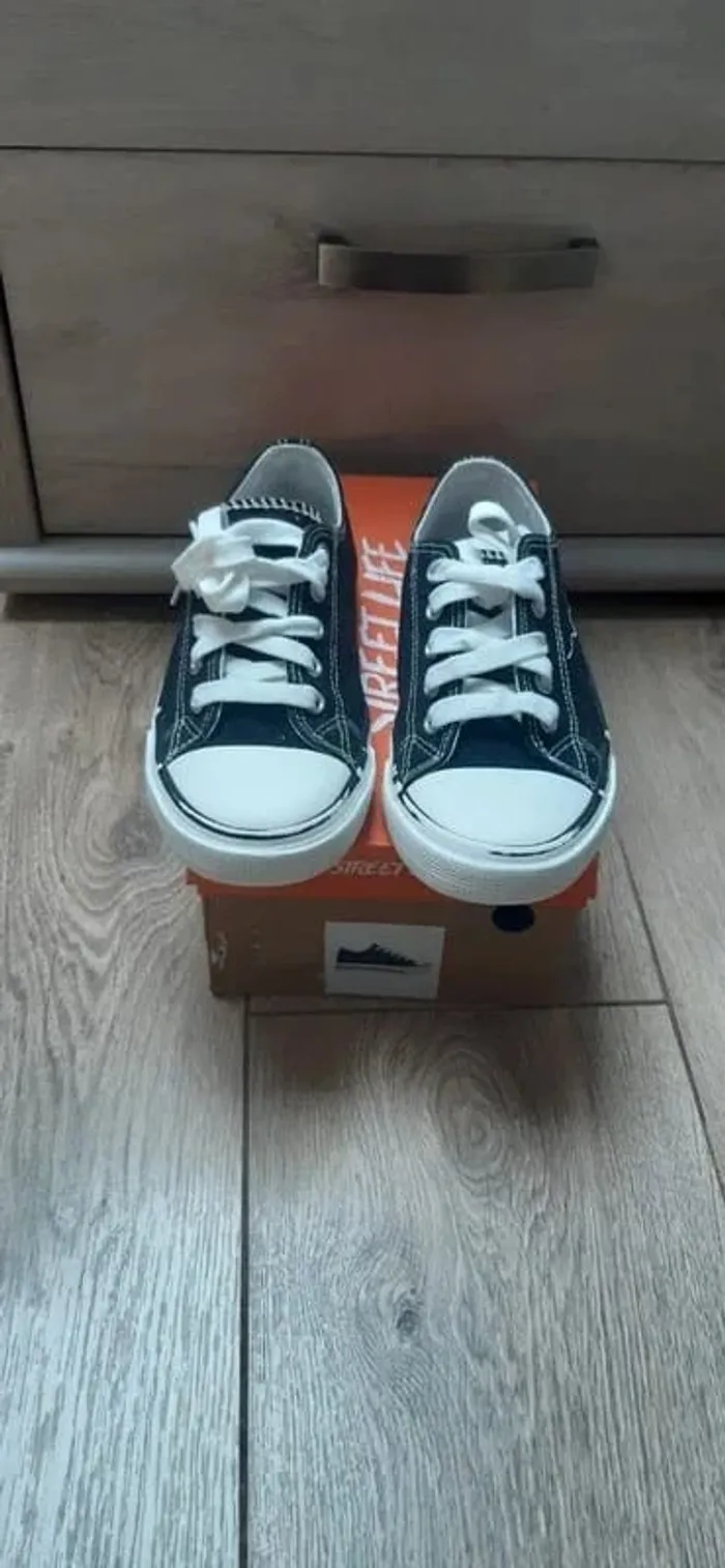 Chaussures basses 35 noires motif coeur - photo numéro 2