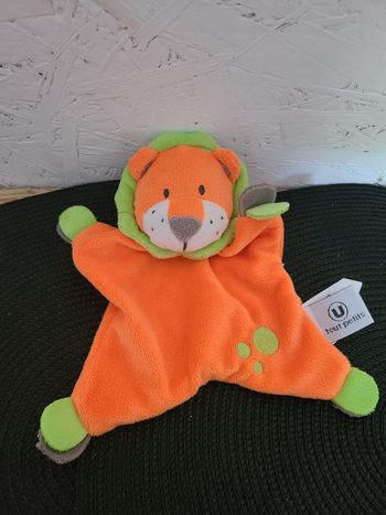 Doudou plat lion U TOUT PETITS orange vert