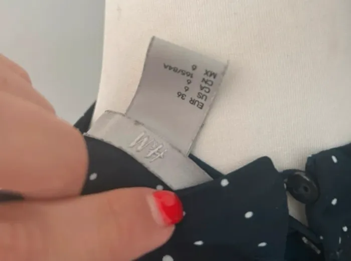 H&M blouses bleu marine à pois blancs. Femme, taille S/36. - photo numéro 3