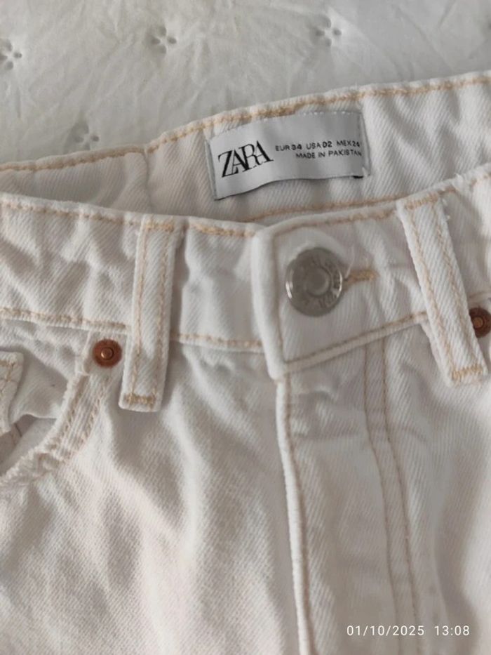 Jeans blancos straight de tiro alto con bajo deflecado de Zara - photo numéro 3