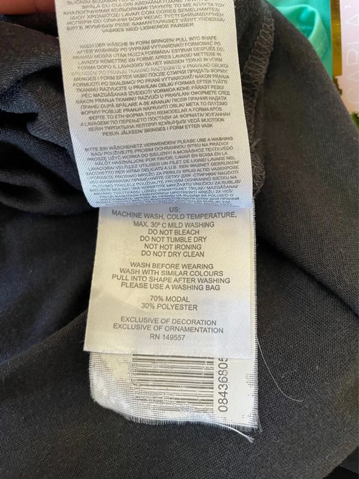 Haut t-shirt noir gris foncé fluide léger uni col rond à brides manches courtes décolleté - photo numéro 7