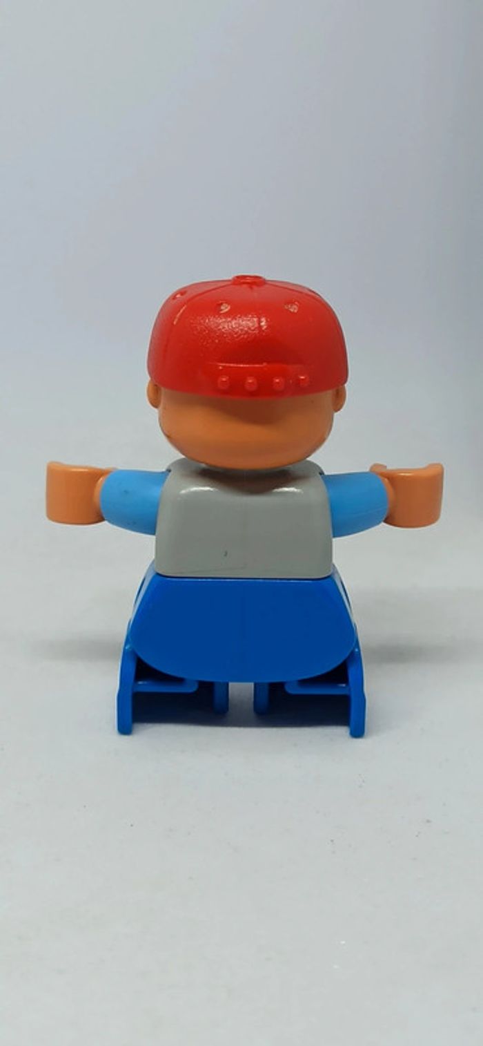 Enfant garçon avec casquette rouge lego duplo - photo numéro 2