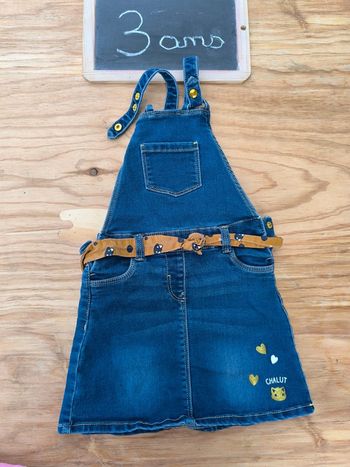 Robe salopette taille 3 ans en très bon état