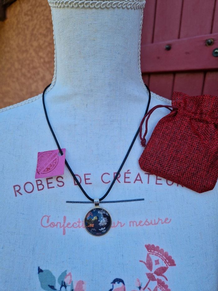 Collier avec pendentif sur cordon "fait mains"