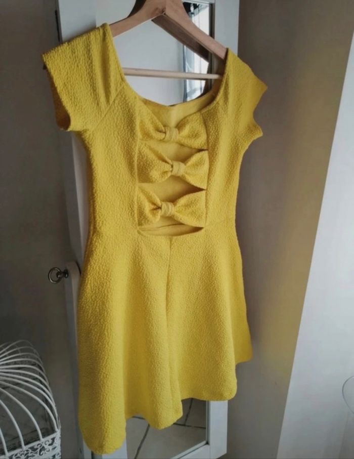 Robe patineuse jaune détail noeud dans le dos T.M Stradivarius TBE 🌻 - photo numéro 2