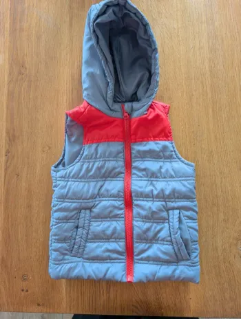 Doudoune sans manches grise à capuche 4 ans