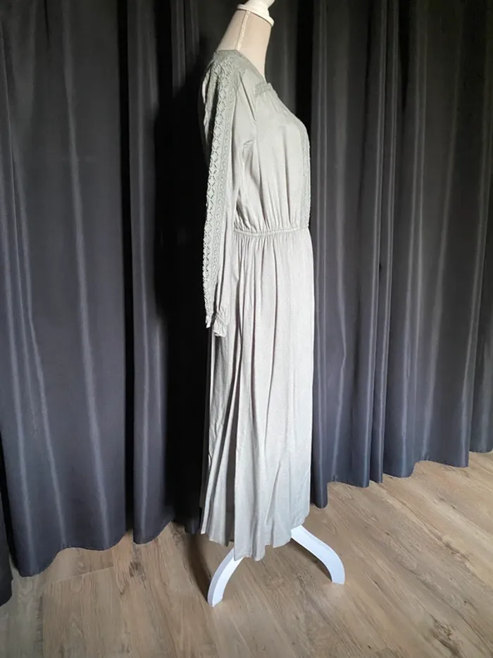 Robe verte avec motifs ajourés - photo numéro 3
