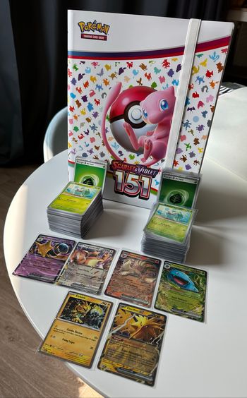 Lot Cartes pokemon 151 avec classeur Mew 151