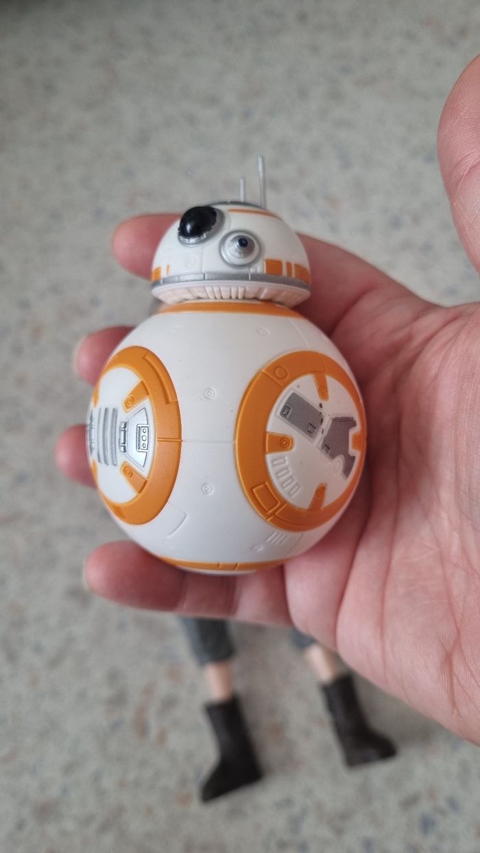 Figurine star wars rai/ rey et BB8 - photo numéro 3