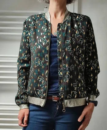Jolie veste type bombers mi saison Taille 1
