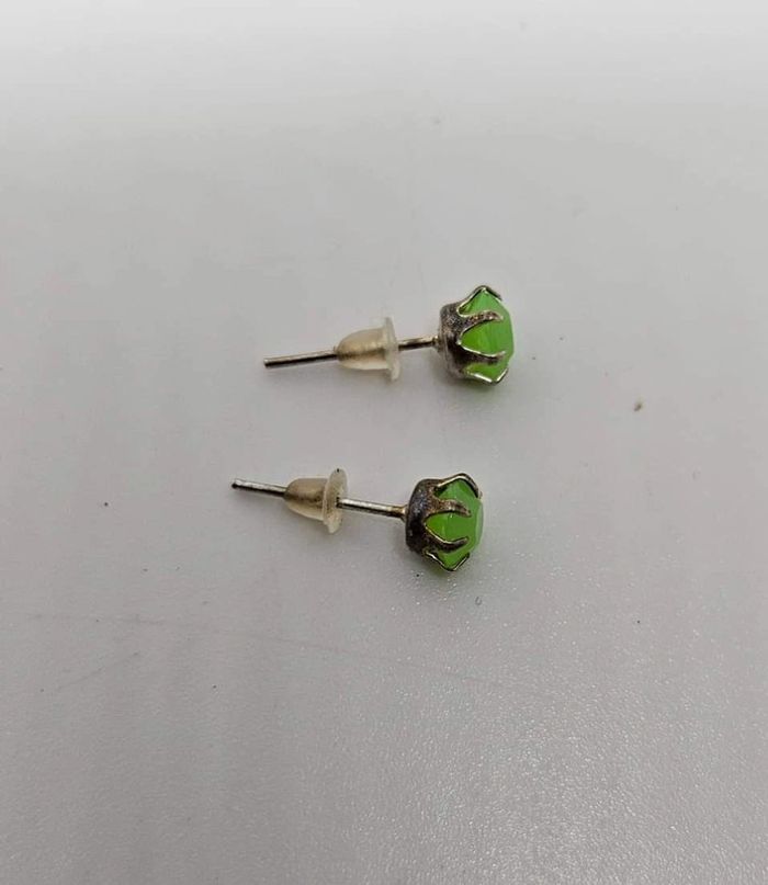 Paire de boucles d'oreilles. Neuve.
Verte - photo numéro 2