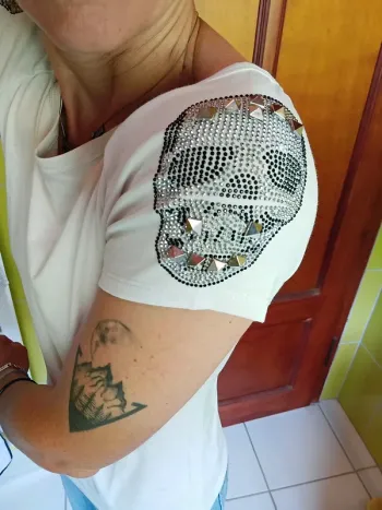 T-shirt femme blanc avec tête de mort sur les épaules