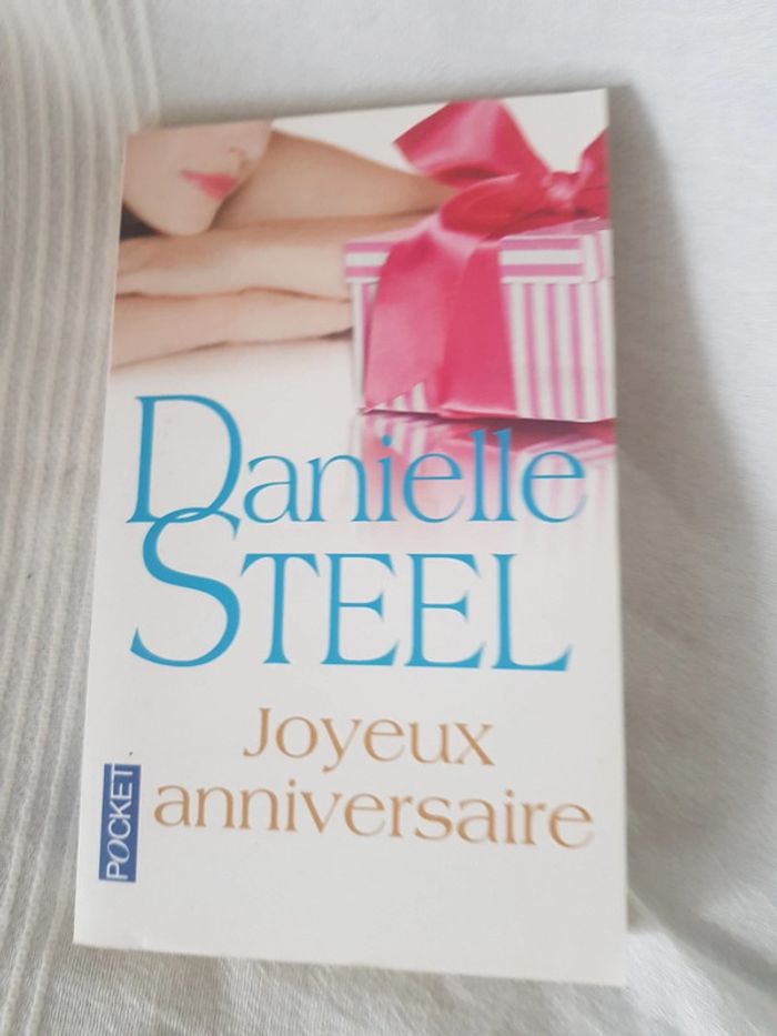 Joyeux anniversaire de Danielle STEEL