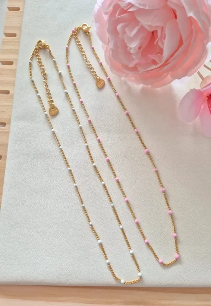 Lot de 2 colliers dorée style GIGI 🌸 perles fines : 1 rose + 1 blanc