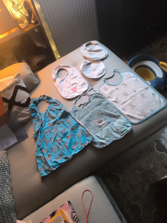 Lot de bavoirs différentes tailles / âges - photo numéro 1