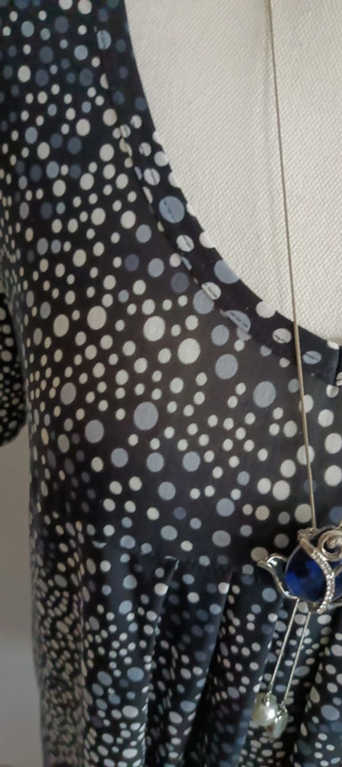 Jolie robe noire à pois et cœurs gris et blancs - photo numéro 11
