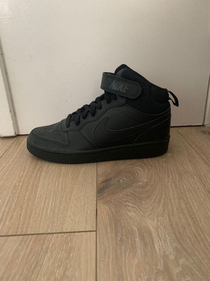 Basket nike court borougt mid 2 montante noir 
Neuve jamais portée 
Taille 37,5 - photo numéro 2