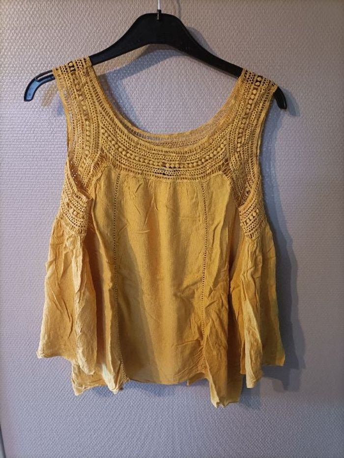 Tshirt jaune moutarde dentelle broderie épaules dénudées