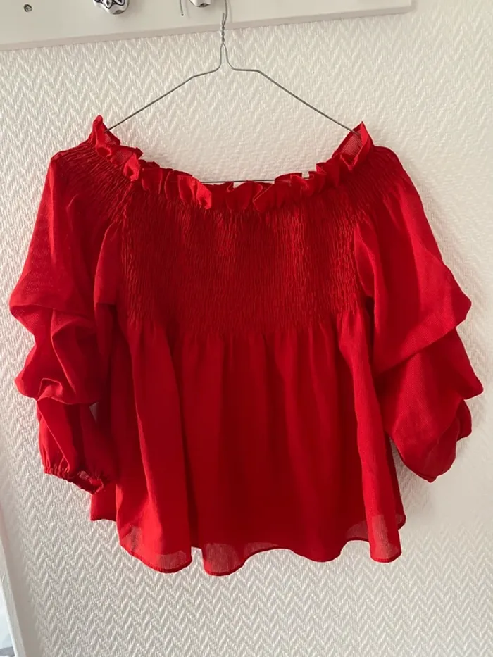 T-shirt manches 3/4 rouge épaules dénudées taille S/M