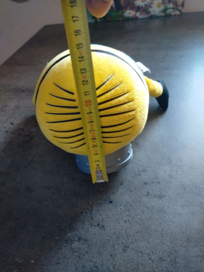 Peluche officiel minion, de moi moche et méchant avec son monocle - photo numéro 12