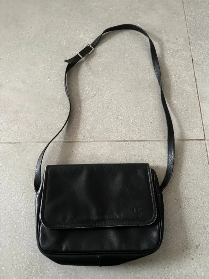 Sac à bandoulière noir, bon état mais il y a des marques d'usures, 24x16cm