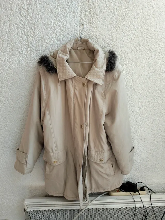 Manteau avec capuche en fourrure detachable beige T 54
