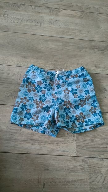 Short bain 3 ans Obaibi. Motifs fleurs.