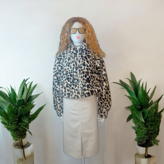 Jupe similicuir noir ou blanc cassé - photo numéro 3