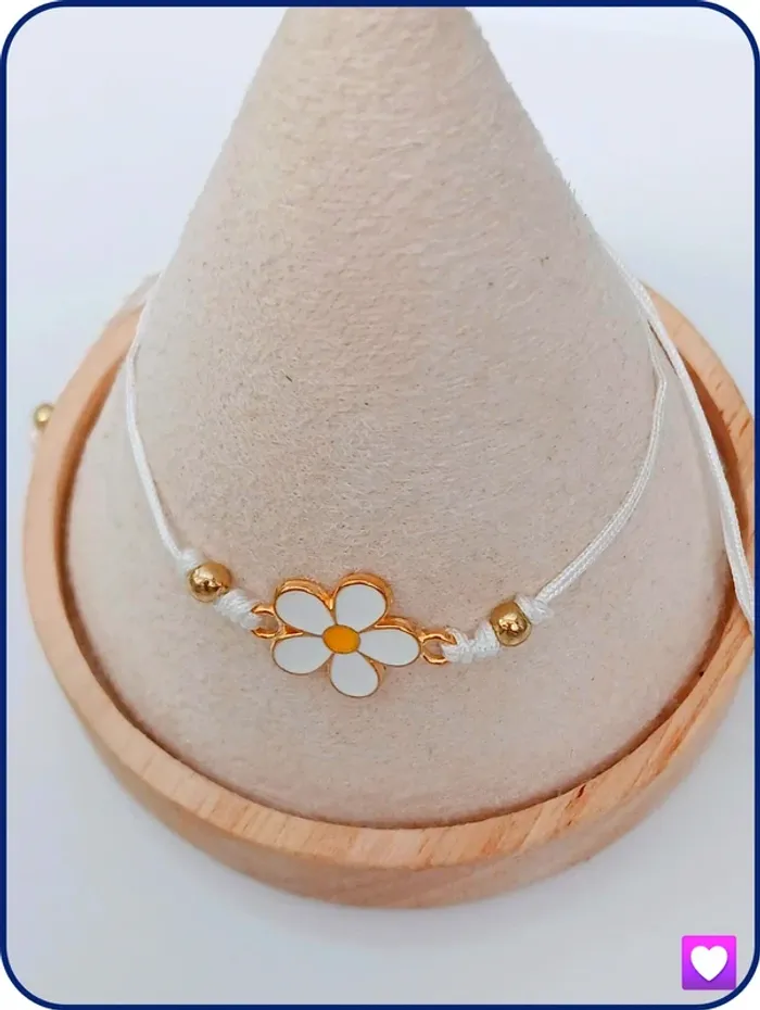 Bracelet fleur blanche sur cordon ajustable – look minimaliste - photo numéro 3